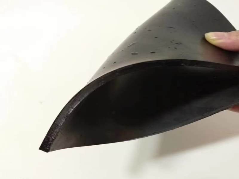 Een olympische gewichtheffer die een zware halter op een dikke rubberen vloer laat vallen